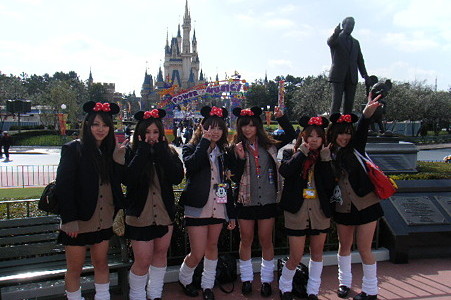 【知られざる】ディズニーリゾートにいる制服姿の女子高生の正体！！