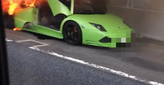 ランボルギーニ、首都高速で炎上。