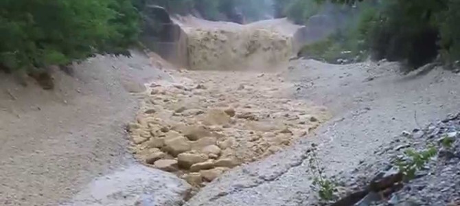 この動画を見たら、あなたも土石流の警報を無視できなくなるはずだ!!