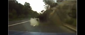 車載カメラの衝撃映像、ウクライナで道路にミサイルが着弾する瞬間!!