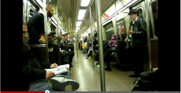 これは激レア映像!!　地下鉄車内でスーパーマリオのテーマ曲を奏でる2人組