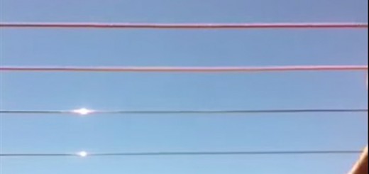 【見たことありますか？】ギターを弾いてる時の弦を穴から見てみると………！？！？