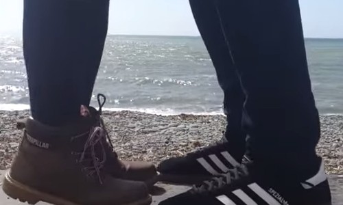 海辺でキスするカップル。・・・ではない！！　これは１人の男の大発明