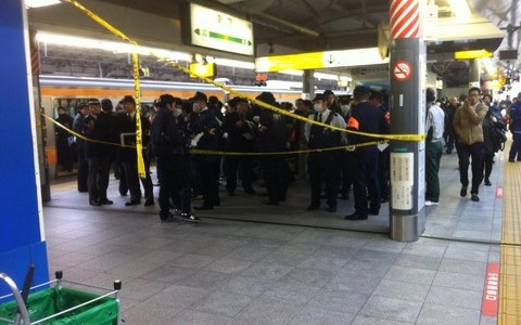 【速報】新宿駅でアイスピックを使った通り魔事件発生！犯人は逃走中！！