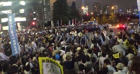 【速報】首相官邸前で反安部デモが発生！！