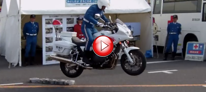 さすがプロ！！300kgの白バイを軽々とジャンプさせる超絶テクニック！！！