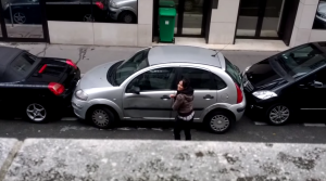 前後のスペースが全く無いのに駐車を成功させた美女！