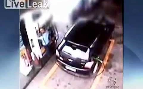 【ハプニング映像】車が勝手に走り出し…給油機が倒れてきた！