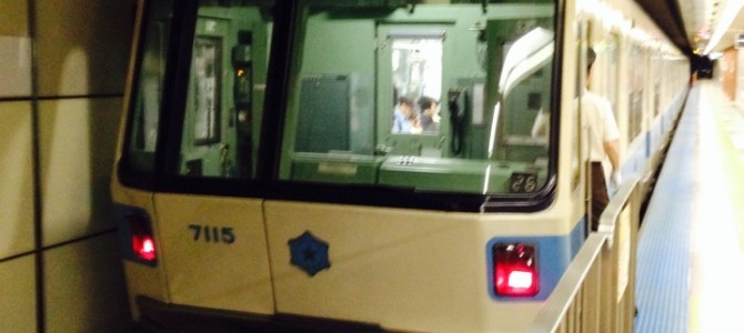 電車のドアが開いたまま発車してしまった！乗客も爆笑ｗｗｗｗ