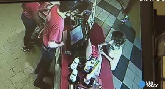 2ドル足りない少年に自分のクレカでおごった男性店員。その後さらに心温まる展開に！！