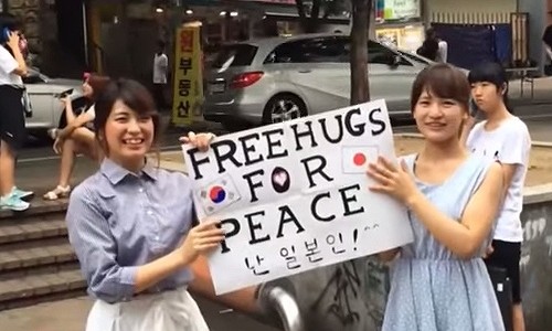 すごくイイ！　日本の女子大生が韓国でフリーハグしてみた！！