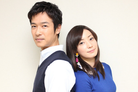 普段着で電車も当たり前！庶民派夫婦・堺雅人＆菅野美穂の素朴な生活が素敵