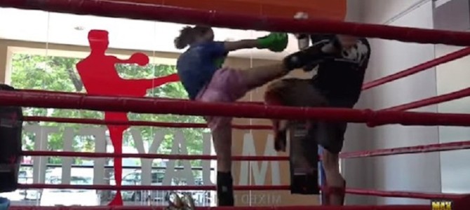 ムエタイの女子チャンピオンが、素人のふりをして男たちをフルボッコ！！