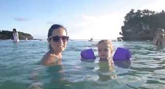 沖の方から怪しい兵士が泳いできた！その正体に家族全員大喜び！