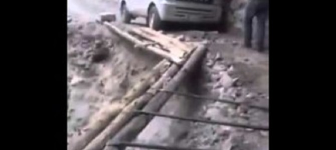 これは無理だろ！絶壁で丸太で作った道路！？