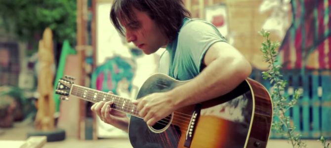 マイケルジャクソンの命日、アコースティックギター一本で奏でる「Beat it」がめちゃカッコイイ！