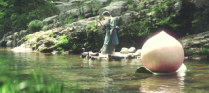 携帯いじっている間に桃が流れていっちゃった！？ソフトバンクのCMがauに喧嘩売りすぎｗ