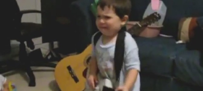 2歳の男の子が音楽ゲームでギターをかき鳴らしている様子が可愛すぎると話題に！