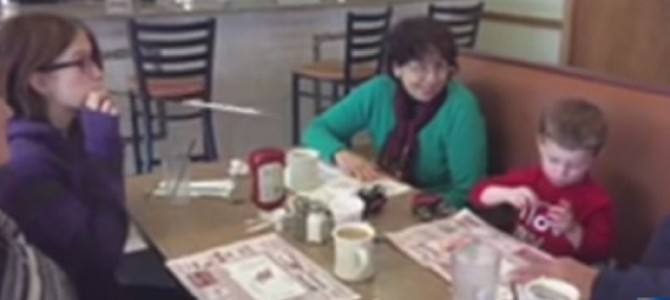 ストローの包み紙で作ったミサイルで弟を攻撃したお姉ちゃんwww