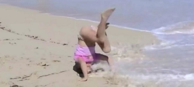 ビーチではしゃぐ子供達の思わぬハプニングを捉えたコンピレーション動画が面白い！