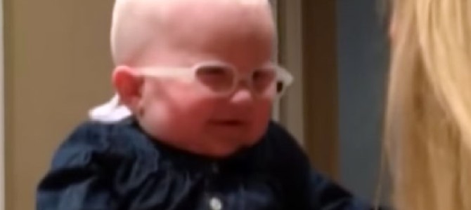 生まれつき目が悪い赤ちゃんが、メガネを付けて見えるようになった瞬間の反応に癒される！