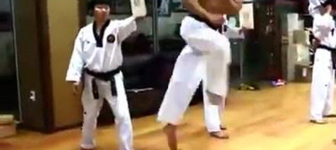 並んでいる板を次々と蹴っていくテコンドーの技が凄い！！