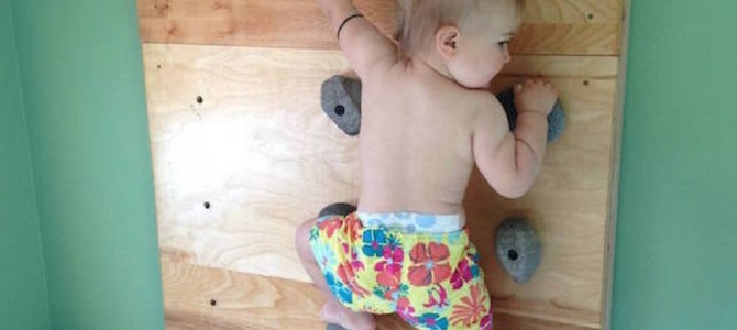 生後8ヶ月でロッククライミング！歩けるようになる前に壁を登った神童！