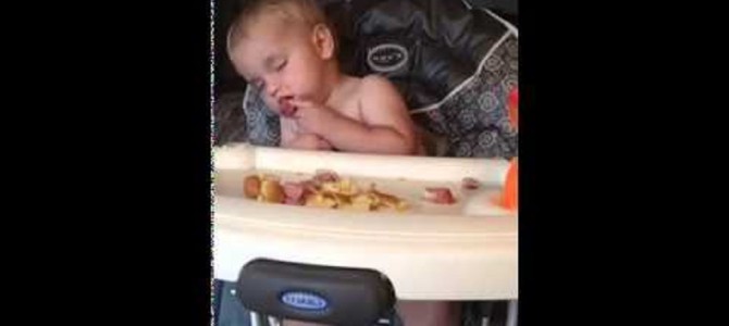 眠い眠い… 食べなら寝落ちしちゃう赤ちゃんが超かわいい！