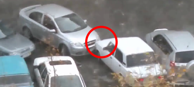 邪魔すぎる迷惑駐車にブチ切れたおじさんが、驚きの方法で強行突破！