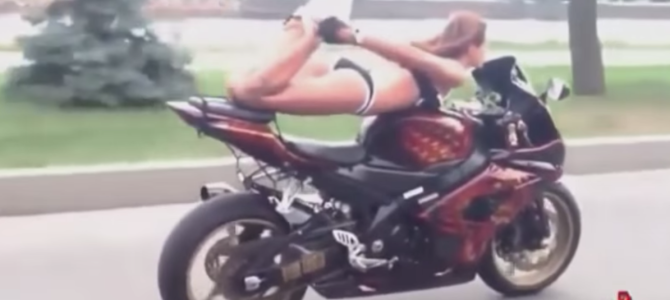 ビキニ水着のセクシー美女が大型バイクでアクロバティックな曲芸を披露！