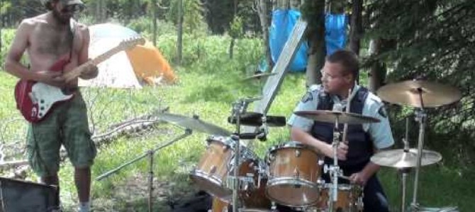 騒音を注意しに来たはずの警察官が、一緒になってノリノリで演奏を始めちゃった！