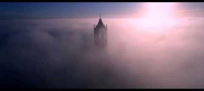 このタイミングを10ヶ月待った！霧の中にそびえ立つ塔をドローン撮影した神々しい映像！