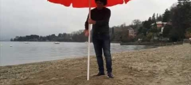 ナイスアイディア！ドリルで砂浜に刺さるビーチパラソルが便利そう！