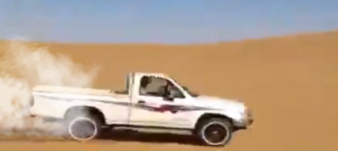 トヨタハイラックス、普通に走るだけでも大変そうな超急角度の砂漠の丘を登っていく！