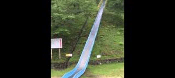 雨の日の滑り台はスピードが出過ぎて超危険！！