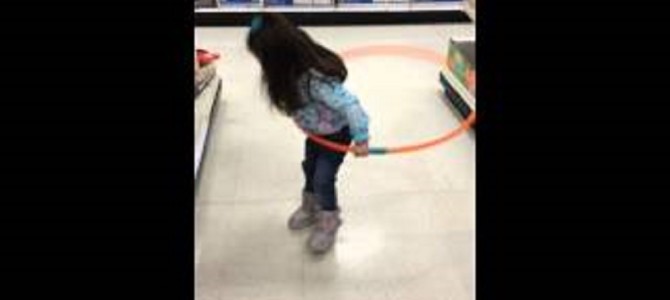 フラフープを一生懸命やる女の子がかわいいww