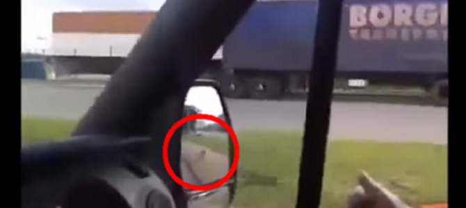 搬送中の飼い主さんの救急車を追いかける犬。それを見た救急隊員の気遣いも素敵！