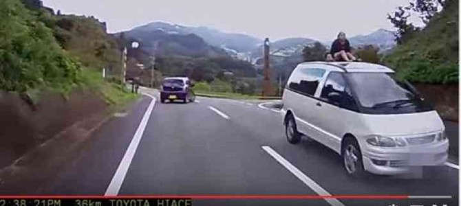 信じられない！車の屋根に子供を乗せて走行するミニバンが撮影される！