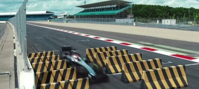 これがF1チャンピオンの走行精度！一つのミスで即死亡！「ジェンソン・バトン」の挑戦が頭おかしいと話題に！