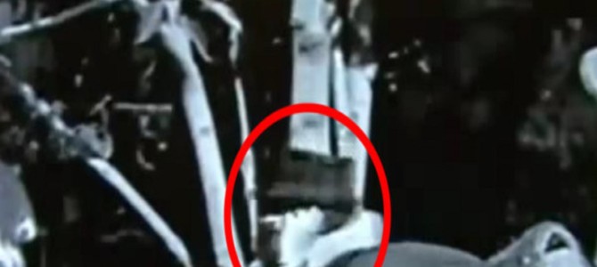 タイムトラベラーか？！1928年のチャップリンの映画に「携帯電話」で話す女性が映っていた！！