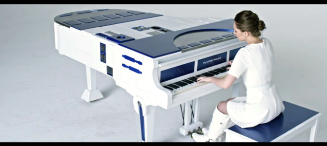 ロシアの美人ピアニストが、特別仕様のピアノで「スターウォーズ」のテーマを演奏！美しい音色が素敵！