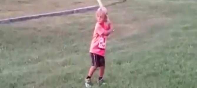 4歳児がメジャーリーガー顔負けの神スイングを披露！