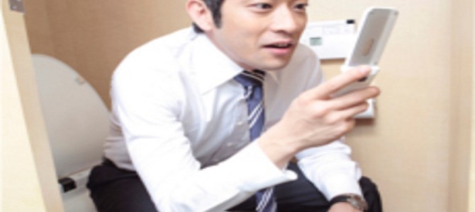便座の18倍の雑菌！？トイレでスマホいじりを“今すぐ辞めたくなる”理由に納得