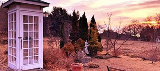 中には電話とノートだけ。被災者が「繋がらない電話BOX」を訪れる理由に涙