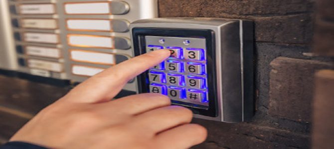 オートロックのエントランス。続いて入ろうとしたおばちゃんを追い出した私は、冷たい人だろうか