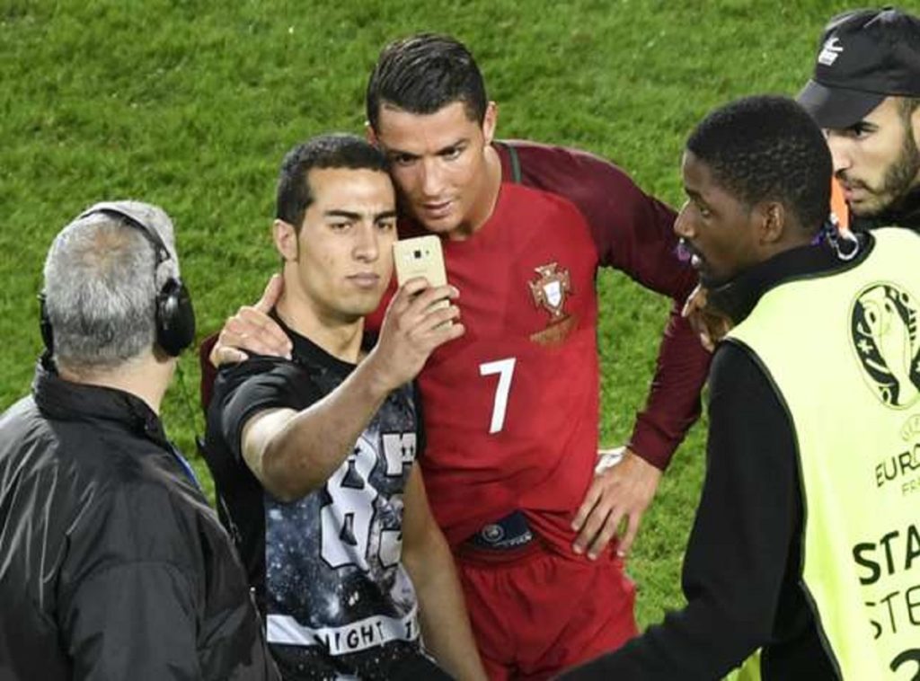 cristiano-ronaldo-fan-selfie-portugal-austria-18062016_m6f0w78tssfh1jzit16t3jrgh