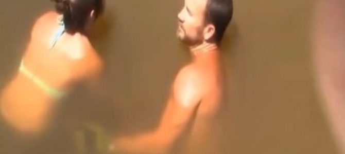 水に潜った女性が、素手でとんでもない大物を捕獲！