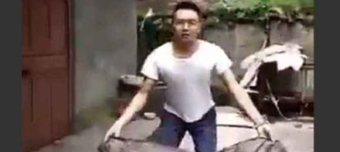 一瞬で人が消えるマジックを披露