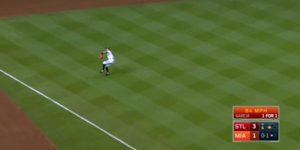 「イチロー」時速147キロ・飛距離73メートルの送球に全米が沸く！その強肩に敵選手も感嘆！