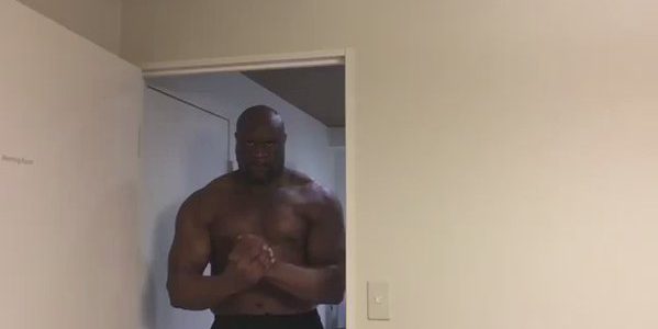 こっち来るなー!ボブサップの「壁ドン」が怖すぎる こっち来るなー!ボブサップの「壁ドン」が怖すぎる